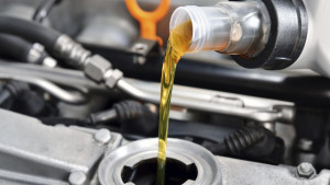 Навіщо і коли потрібна заміна масла у двигуні автомобіля?